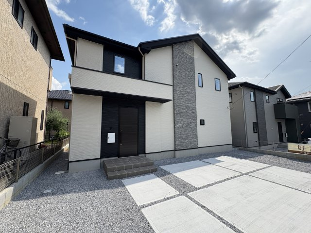 真岡市下高間木２期　新築住宅全２棟の外観|〇2号棟〇
北側接道約6.0ｍ！お車の出し入れもラクラクです。
南側には広々としたお庭付き♪道路に面していないので、お子様も安心して遊べます。
※2025年7月撮影