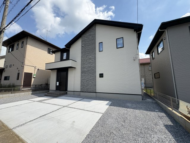 真岡市下高間木２期　新築住宅全２棟の外観|〇2号棟〇
並列3台駐車可能なゆとりのカースペース。夫婦それぞれの車も、お客様のお車も余裕に対応できます。
※2025年7月撮影