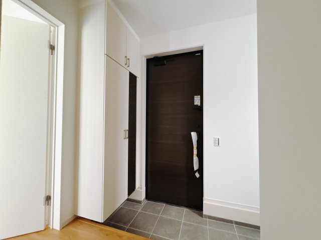 真岡市下高間木２期　新築住宅全２棟の玄関|〇2号棟〇
玄関がいつもすっきりときれいに片づく大容量シューズボックス。増え続ける家族の履物が全部しまえます。
※2025年7月撮影