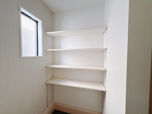 真岡市下高間木２期　新築住宅全２棟の収納|〇2号棟〇
靴だけでなく傘・ベビーカー・アウトドア用品などもまとめて収納できるシューズインクローク。可変棚付きですので無駄なすき間なく便利に使えます☆
※2025年7月撮影