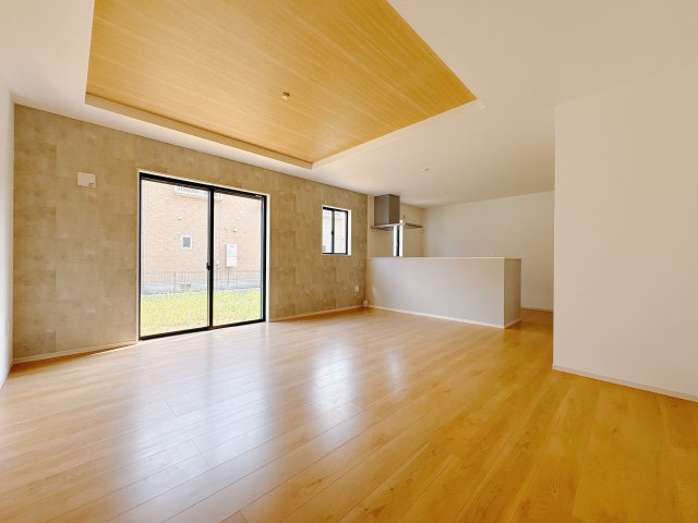 真岡市下高間木２期　新築住宅全２棟の居間・リビング|〇2号棟　LDK18.1帖〇
リビングに折り上げ天井、TV背面、キッチン腰壁にアクセントクロスをあしらい、空間に奥行きと個性を演出しました。
※2025年7月撮影