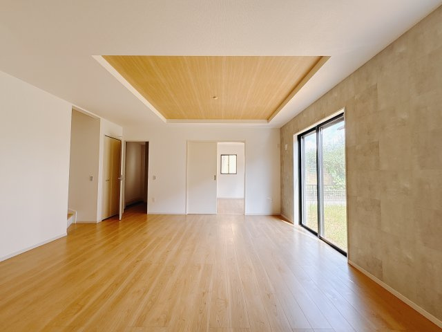 真岡市下高間木２期　新築住宅全２棟の居間・リビング|〇2号棟〇
大画面TVの設置場所にも困らない、インテリアプランが考えやすい広々リビング。家族団らんの時間も増えそうです！
