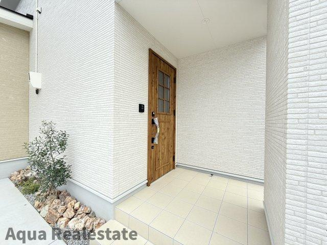 丸亀市飯山町川原の新築一戸建の玄関|ゆったりとした玄関です