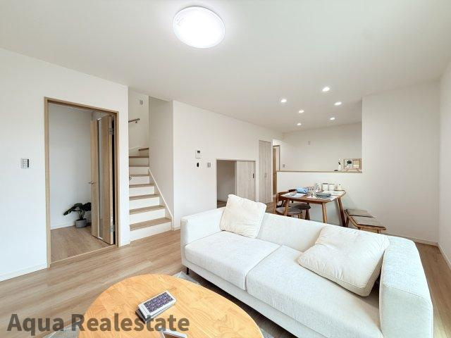 丸亀市飯山町川原の新築一戸建の居間・リビング|こちらの居間で趣味の時間をお楽しみください