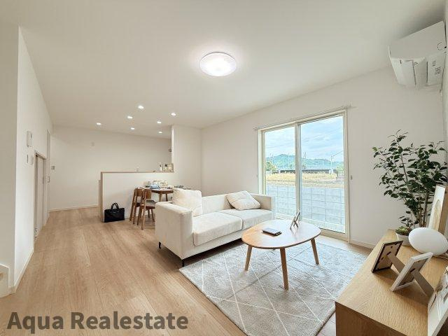 丸亀市飯山町川原の新築一戸建の居間・リビング|居間です