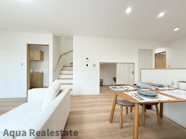 丸亀市飯山町川原の新築一戸建の居間・リビング|おしゃれな居間です