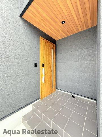 丸亀市飯山町川原の新築一戸建の玄関|きれいな玄関です