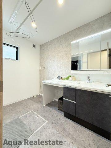 丸亀市飯山町川原の新築一戸建の独立洗面台|朝の支度にも助かる、独立の洗髪洗面化粧台