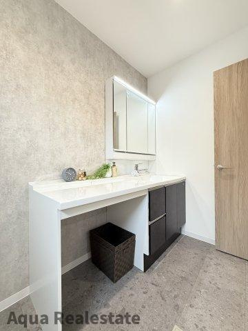 丸亀市飯山町川原の新築一戸建の独立洗面台|独立洗面台あり、毎朝おしゃれに忙しい女性の方におすすめです