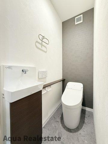 丸亀市飯山町川原の新築一戸建のトイレ|ゆったりとした空間のトイレです