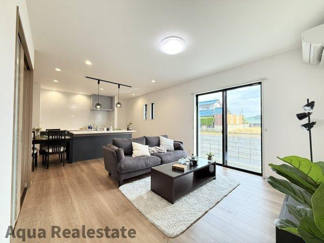 丸亀市飯山町川原の新築一戸建の居間・リビング|おしゃれなリビングです