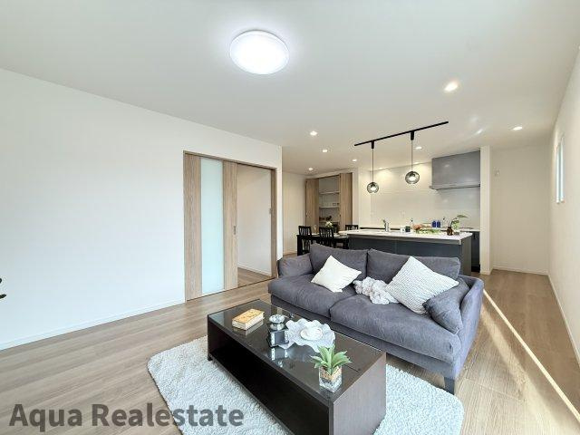 丸亀市飯山町川原の新築一戸建の居間・リビング|こちらのリビングで趣味の時間をお楽しみください