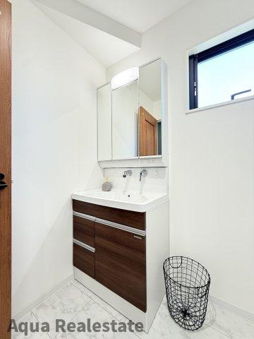 高松市国分寺町新居の新築一戸建の独立洗面台|独立洗面台で身支度をすべて済ませてしまいましょう