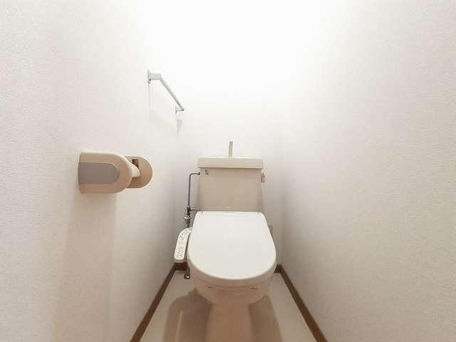 カーサ・フィオーレＮ棟のトイレ|落ち着いた色調のトイレです