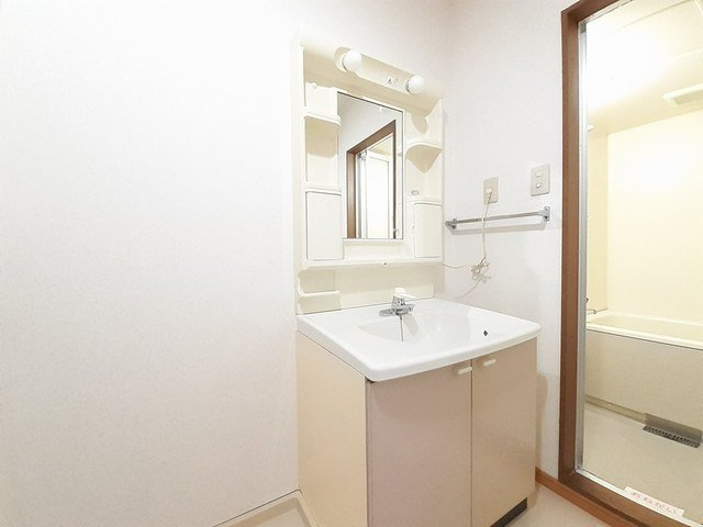 カーサ・フィオーレＮ棟の洗面所|明るい洗面所です