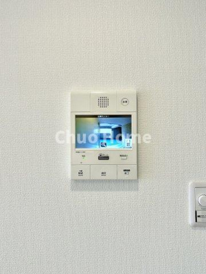 【セキュリティ】 | センチュリーハイツ亀有 | 【モニターホン】誰が来たかすぐにわかるカラーモニター付きインターホン。通話ボタンを押すまでは室内の音は漏れていませんので相手を確かめてから応対できます。