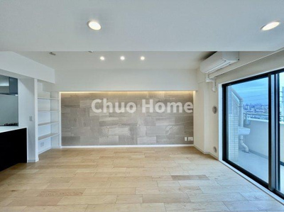 【キッチン】 | センチュリーハイツ亀有 | 視界に広がりを生むオープンなキッチン。料理や片付けをしながら、家族との会話を楽しんだり、リビングで遊ぶ子どもを見守れます。ご見学時には家具の配置などもイメージしながらぜひご覧になって見て下さい。