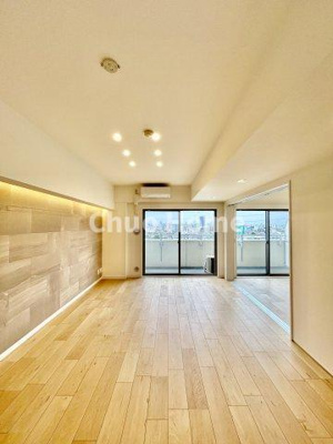 【居間・リビング】 | センチュリーハイツ亀有 | 【リビングダイニング】一日の中で多くの時間を過すことになるリビングダイニングだからこそ、いつも穏やかな空間であることが必然。爽やかな通風と採光を存分に感じる事が出来る空間です。