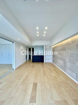 【ダイニング】 | センチュリーハイツ亀有 | 【ダイニング】忙しい朝でも、しっかり家族が揃って食事をして頂けるゆとりある大きさのダイニングスペース。奥様が作る手料理をカウンター越しに受けとって頂き、テーブルで囲む素敵な時間を存分に愉しんで下さい。