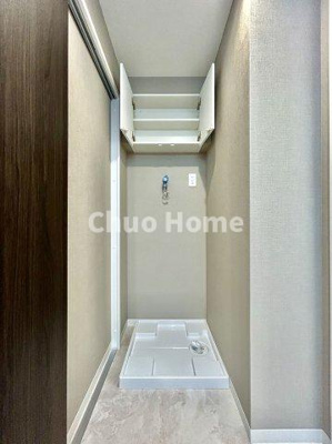 【ランドリースペース】 | センチュリーハイツ亀有 | 【ランドリースペース】担当者がスケールを持ち歩いておりますので、ご見学時には現在お使いの洗濯機などがきちんと収まるかなどもチェックして下さい。見学前に測っておくと非常に便利だと思います。