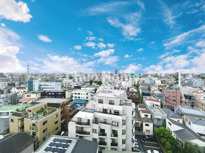 【展望】 | センチュリーハイツ亀有 | 手を伸ばせば、ふれることが出来そうな環境が、そのままインテリアになったような印象です。その豊かな眺望にふさわしい空間には、通風・採光にも優れ、心地よい光と風があふれています