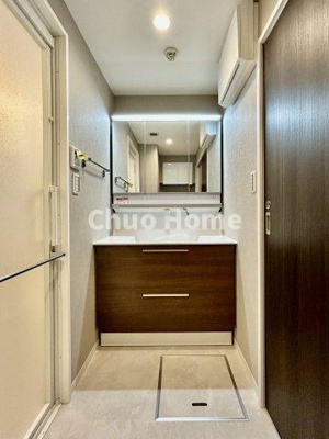 【独立洗面台】 | センチュリーハイツ亀有 | 【洗面化粧台】洗面化粧台には三面鏡を採用。身だしなみを整えやすい事はもちろんですが、鏡の後ろに収納スペースを設ける事により、散らかりやすい洗面スペースをすっきりさせる事が出来るのも嬉しいですね