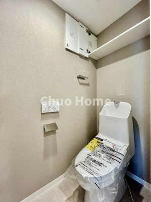 【トイレ】 | センチュリーハイツ亀有 | 【トイレ】 収納スペースをしっかりと確保した温水洗浄便座機能付きトイレ。温水洗浄便座は清潔にお使いいただくための大切なアイテムです。