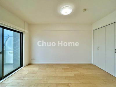 【洋室】 | センチュリーハイツ亀有 | 【洋室】快適に過ごす条件は、一人ひとり違います。だからこそ飾り過ぎないシンプルな内装と偏り過ぎないデザインで統一しております。居住していく中でオーナー様だけの【マイホーム】に創り上げて下さい