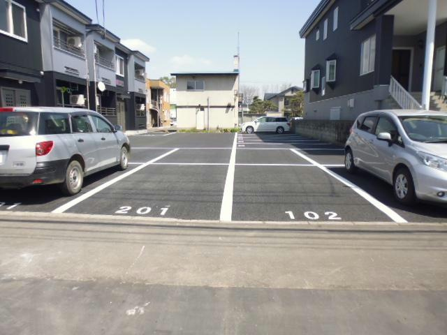 グラシアス帯広RT（東棟）の駐車場
