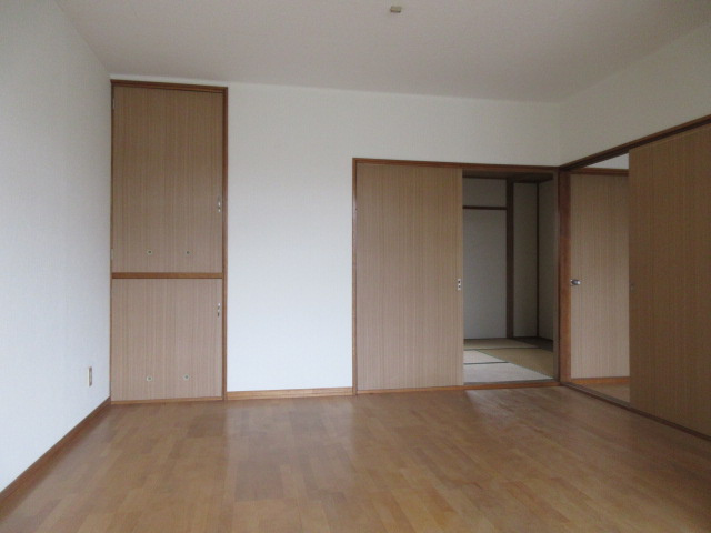 栄マンションの洋室