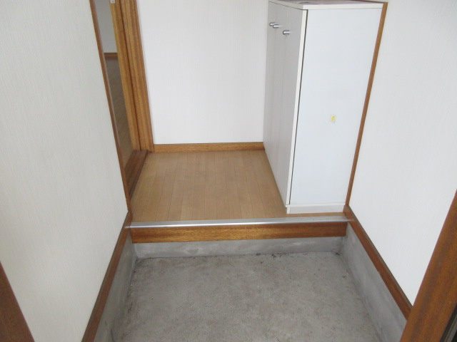 栄マンションの玄関