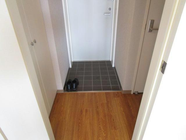 ラミアール弥生通の玄関