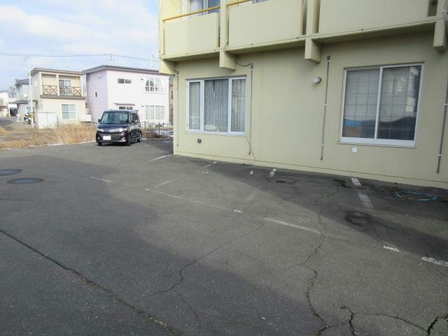 八番館の駐車場