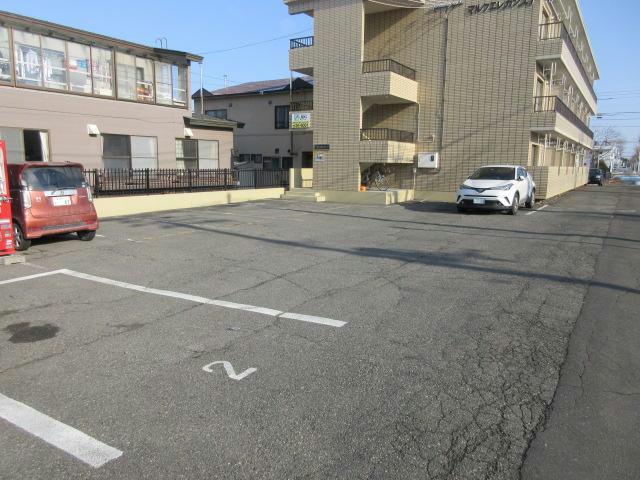 マルクエレガンスの駐車場