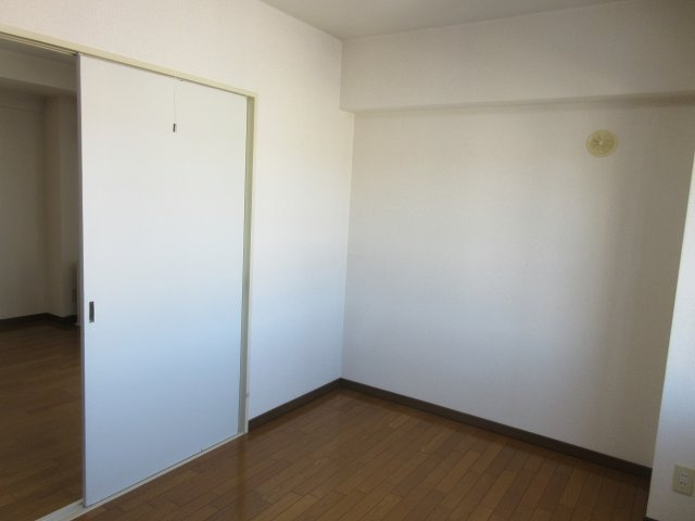 大通南８マンションの洋室