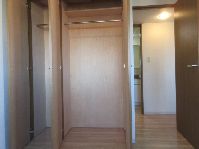 サルイオビヒロの洋室