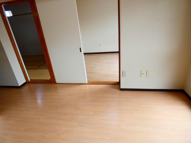 メゾンドール明星の居間・リビング