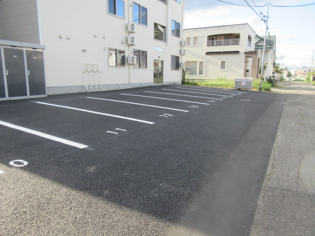 グラシアス緑ヶ丘の駐車場