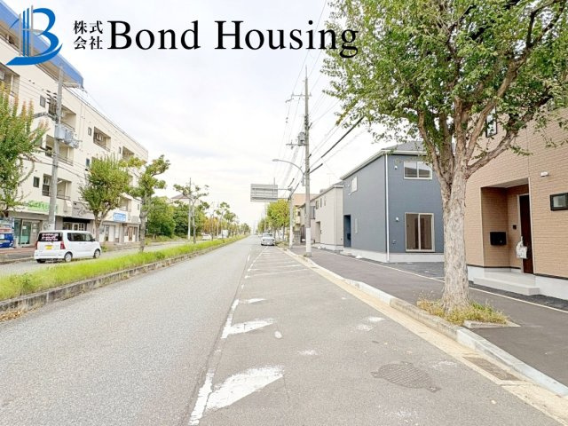 LDKは広々18.6帖・陽当り良好　西区大沢1丁目　全4棟　4号棟の前面道路含む現地写真