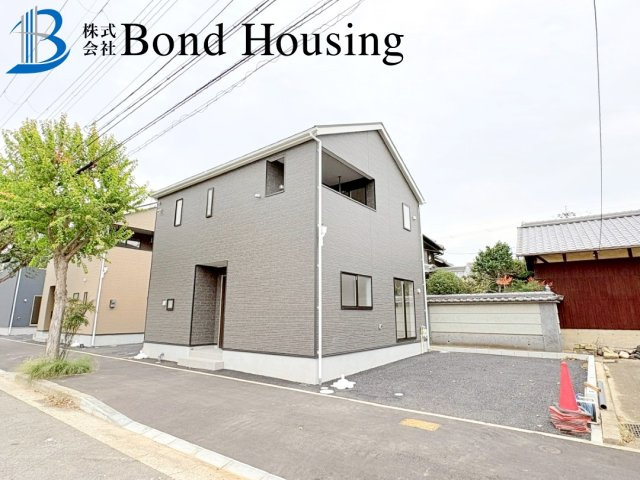 LDKは広々18.6帖・陽当り良好　西区大沢1丁目　全4棟　4号棟の前面道路含む現地写真