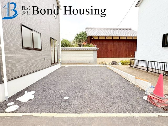 LDKは広々18.6帖・陽当り良好　西区大沢1丁目　全4棟　4号棟の駐車場