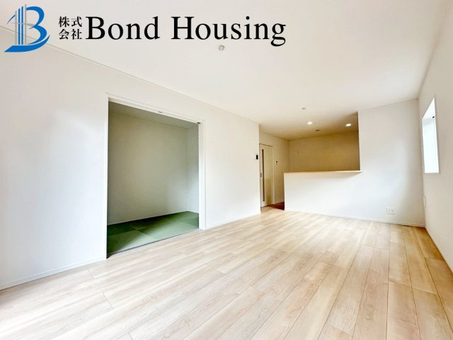 LDK15.7帖・駐車2台可　西区大沢1丁目　全4棟　3号棟の居間・リビング