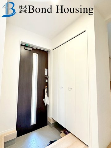 LDK15.7帖・駐車2台可　西区大沢1丁目　全4棟　3号棟の玄関