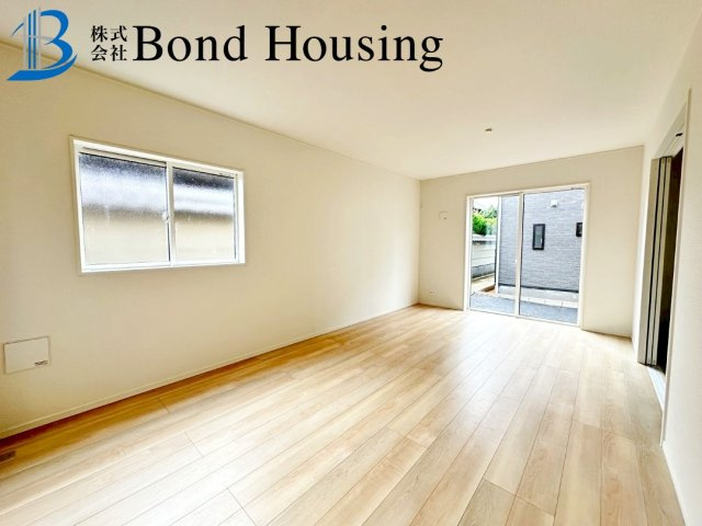 LDK15.7帖・駐車2台可　西区大沢1丁目　全4棟　3号棟の居間・リビング