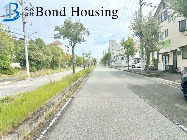 駐車スペース2台可・人気の間取り　西区大沢1丁目　全4棟　1号棟の前面道路含む現地写真