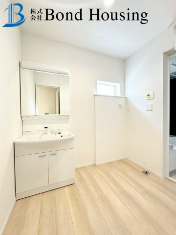 駐車スペース2台可・人気の間取り　西区大沢1丁目　全4棟　1号棟の独立洗面台