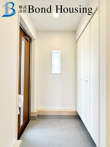 駐車スペース2台可・人気の間取り　西区大沢1丁目　全4棟　1号棟の玄関