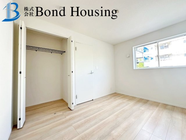 駐車スペース2台可・人気の間取り　西区大沢1丁目　全4棟　1号棟の洋室