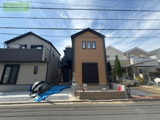 【外観】 | 販売現地
モダンなデザインが印象的な広々とした外観。閑静な住宅街に佇む魅力的な物件です。