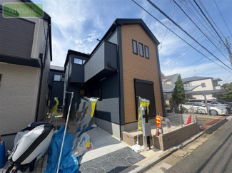 【外観】 | 販売現地
モダンなデザインが印象的な広々とした外観。閑静な住宅街に佇む魅力的な物件です。